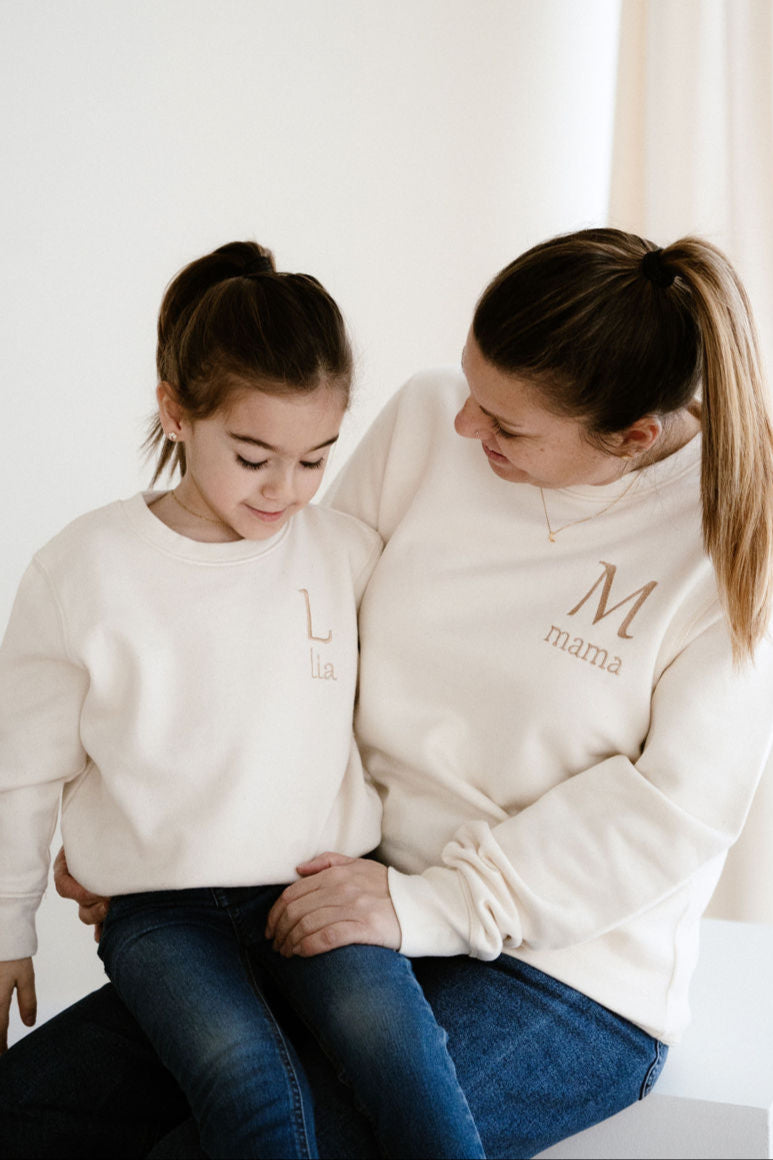 Sudadera inicial y nombre bordado lado izquierdo Niño & Adulto