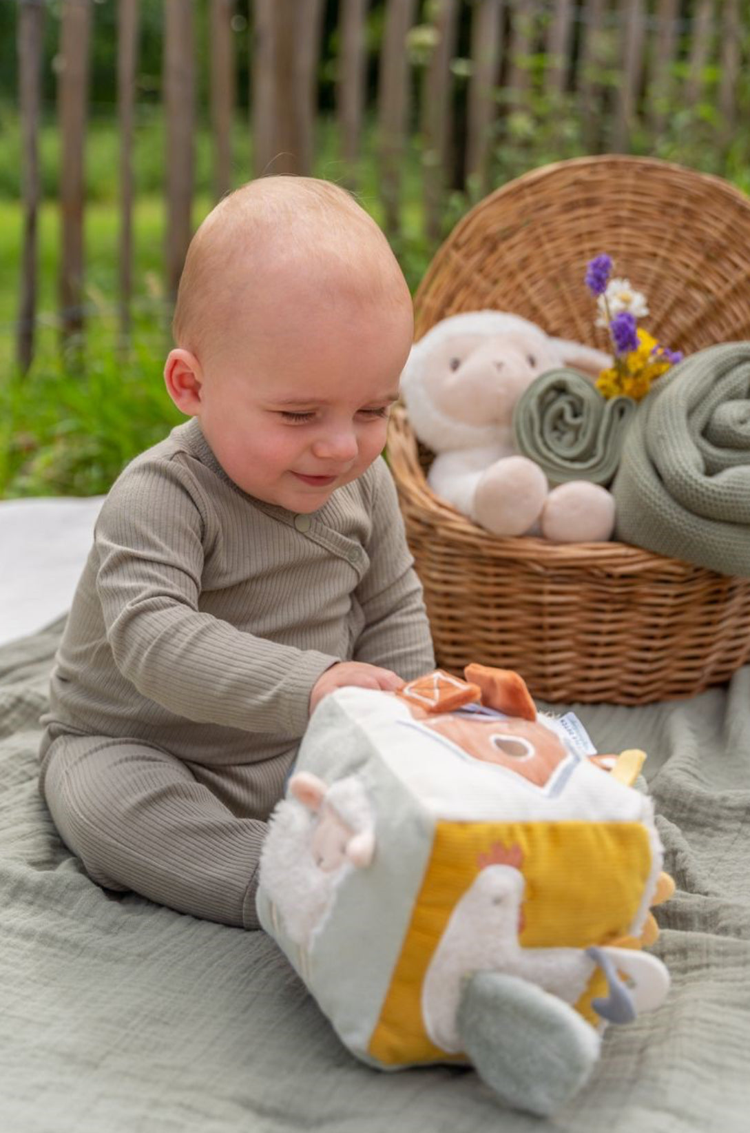 CUBO BLANDITO DE ACTIVIDADES PEQUEÑA GRANJA